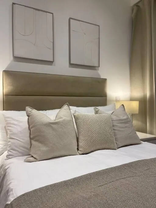 Apartment 30 Minutes To Central London アクスブリッジ
