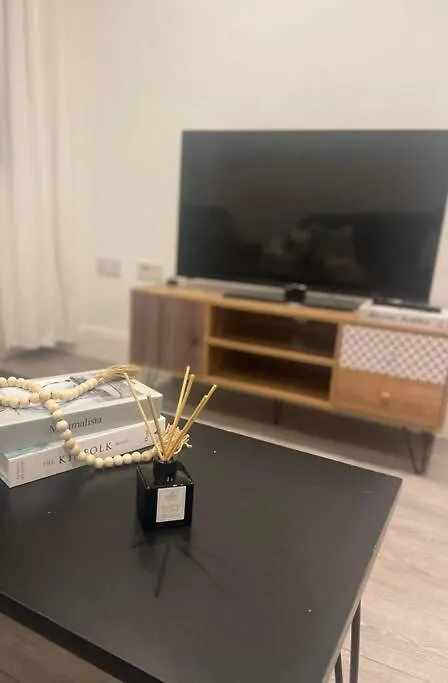 Apartment 30 Minutes To Central London アクスブリッジ