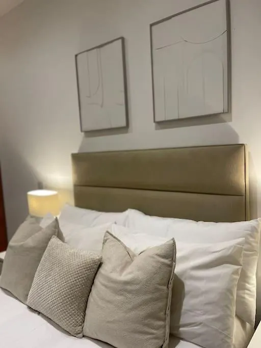 Apartment 30 Minutes To Central London アクスブリッジ イギリス